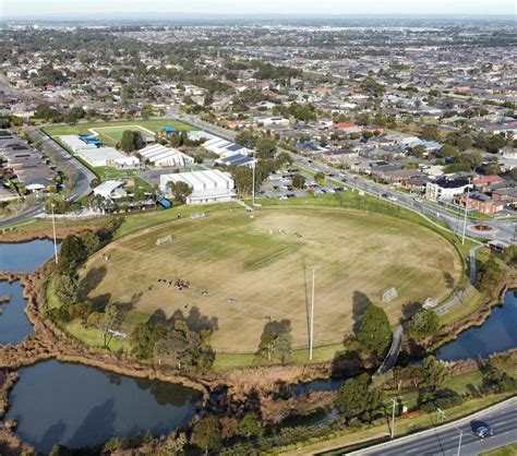 How far is Bendigo from Pakenham